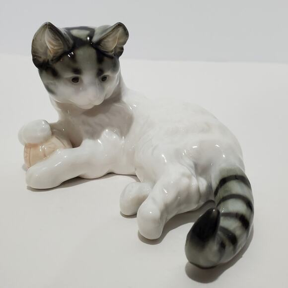 Vtg White Gray Cat with Pink Yarn Ball Ardalt Lenwile Verithin #6284 Japan 2.5" - Picture 1 of 15